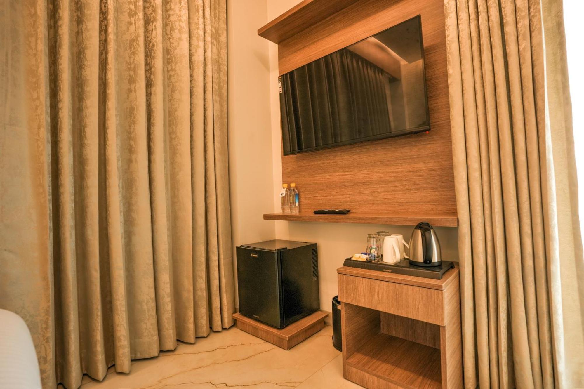 Rj Hotel - Managed By Atithi House Большая Нойда Экстерьер фото