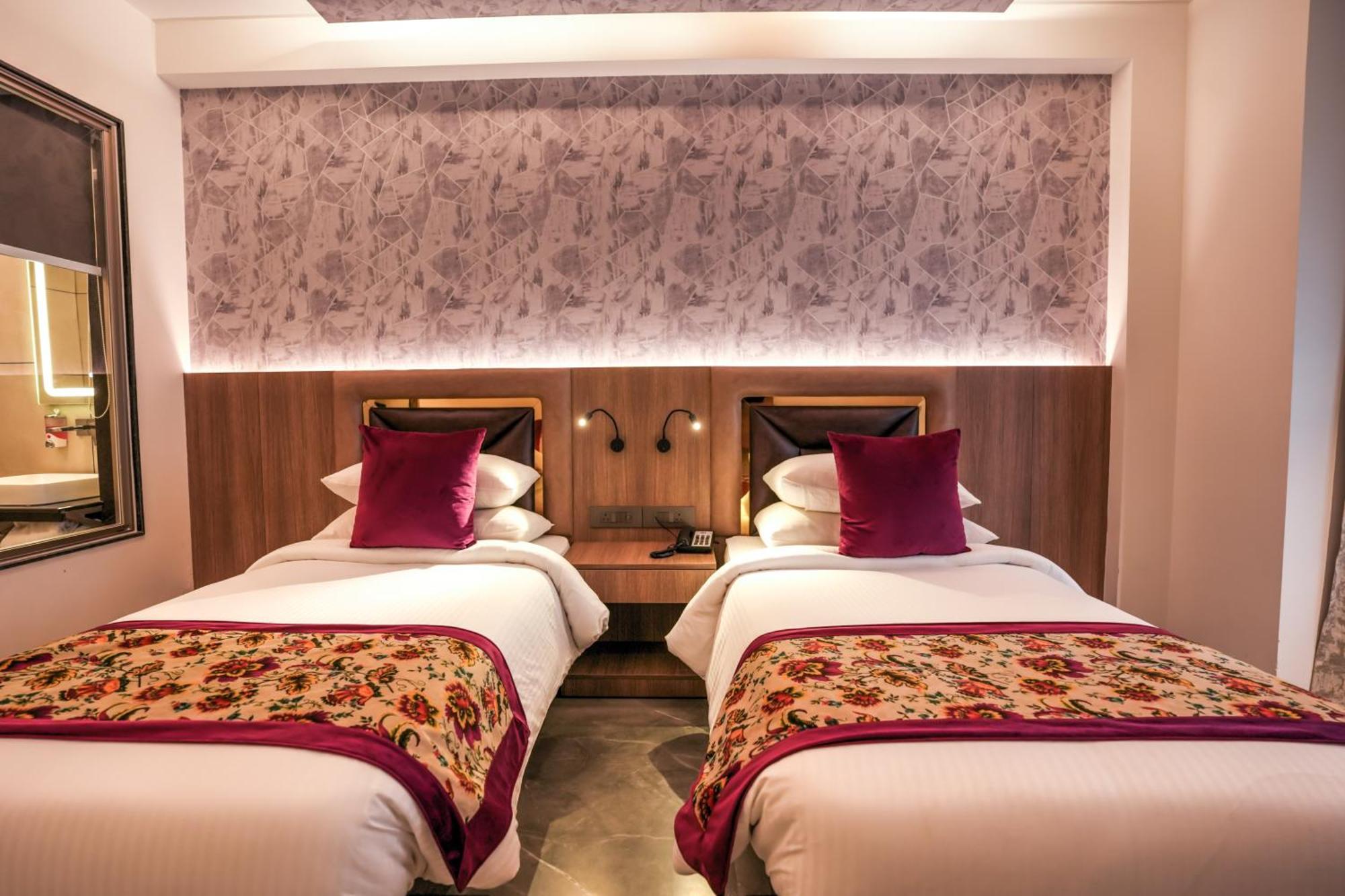 Rj Hotel - Managed By Atithi House Большая Нойда Экстерьер фото