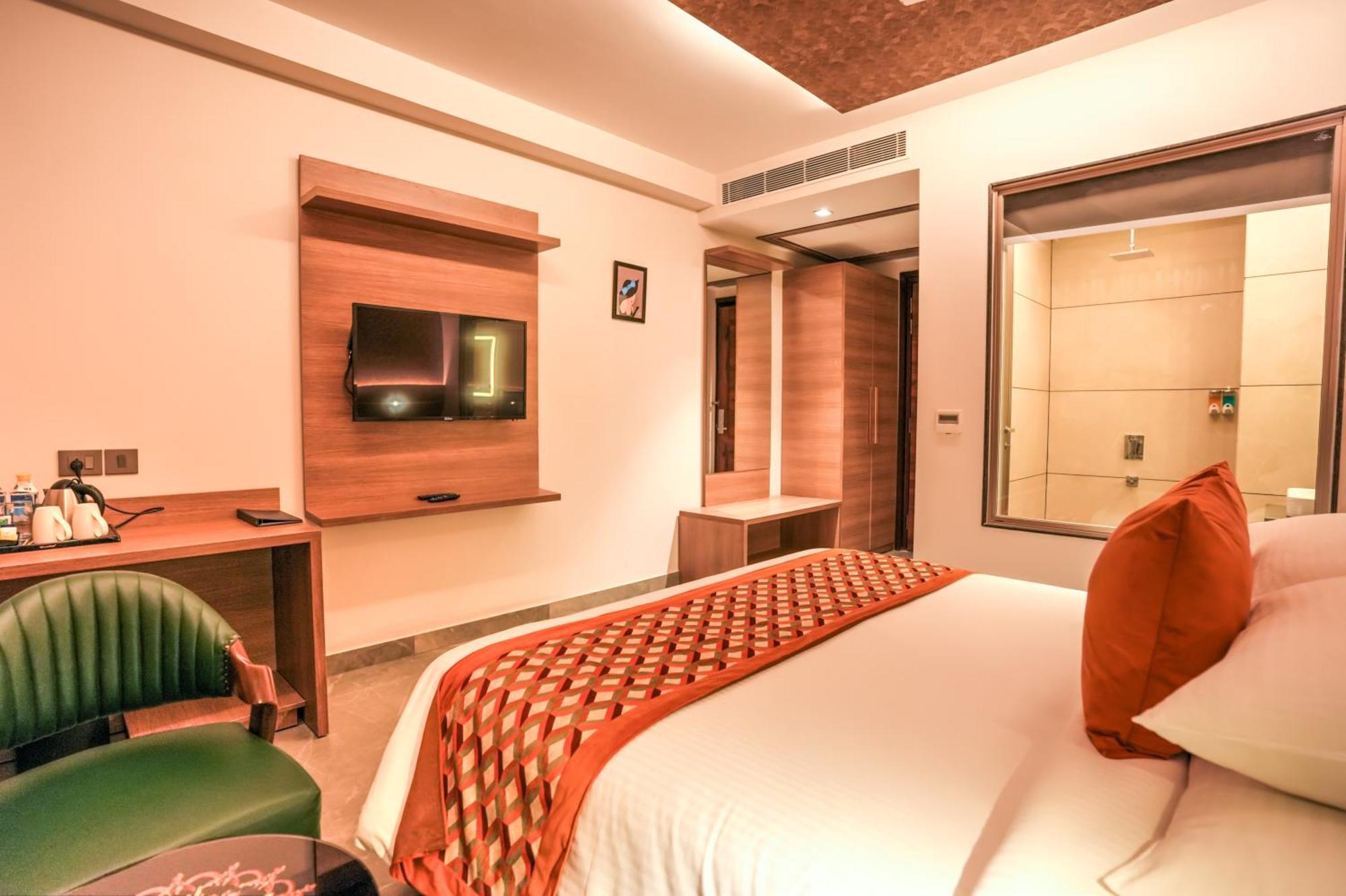 Rj Hotel - Managed By Atithi House Большая Нойда Экстерьер фото