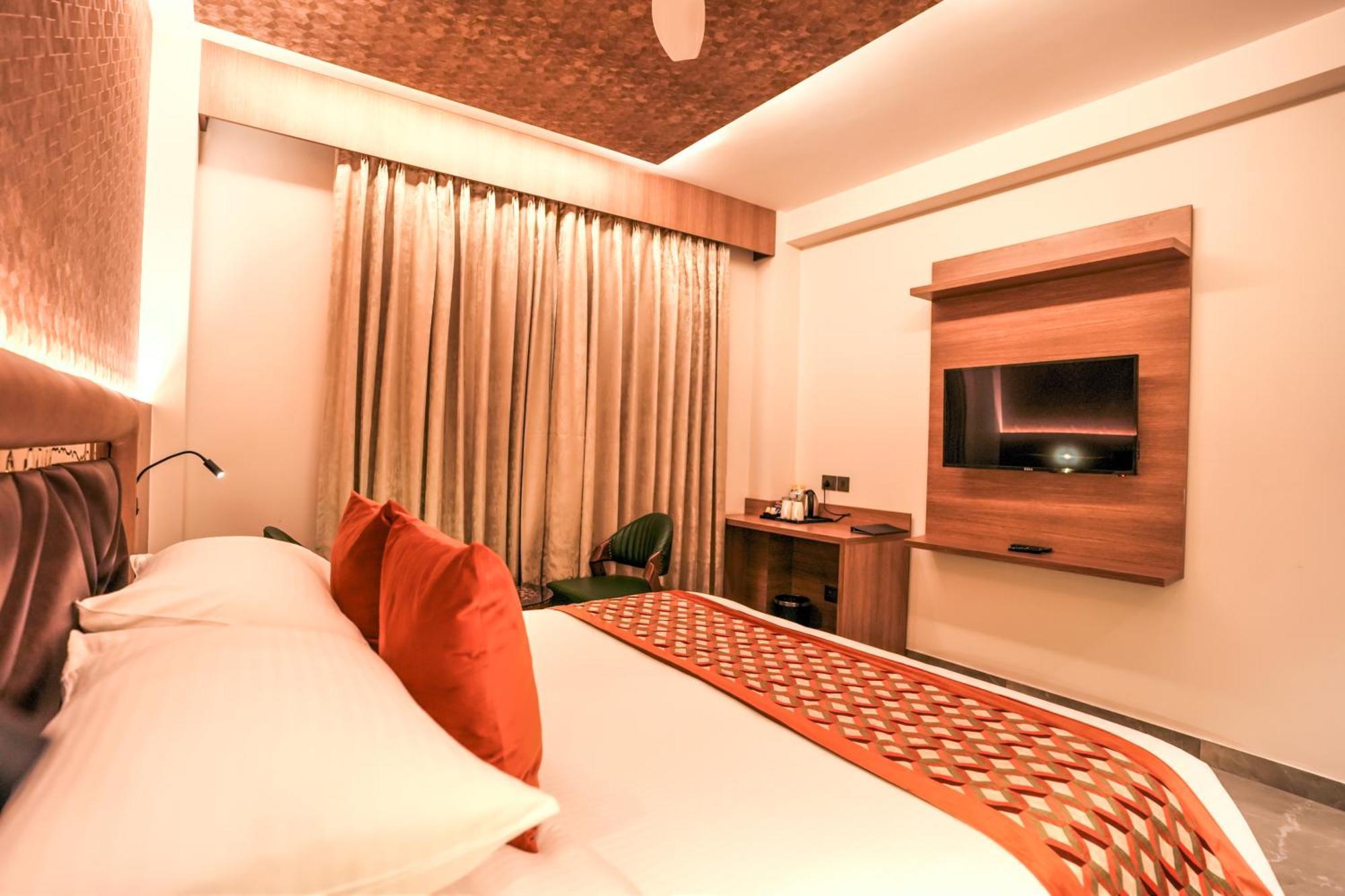 Rj Hotel - Managed By Atithi House Большая Нойда Экстерьер фото