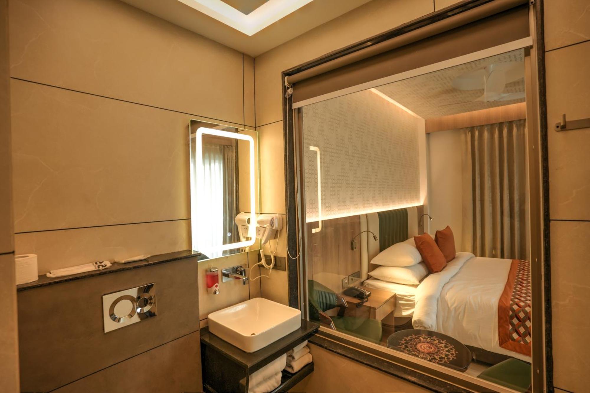 Rj Hotel - Managed By Atithi House Большая Нойда Экстерьер фото