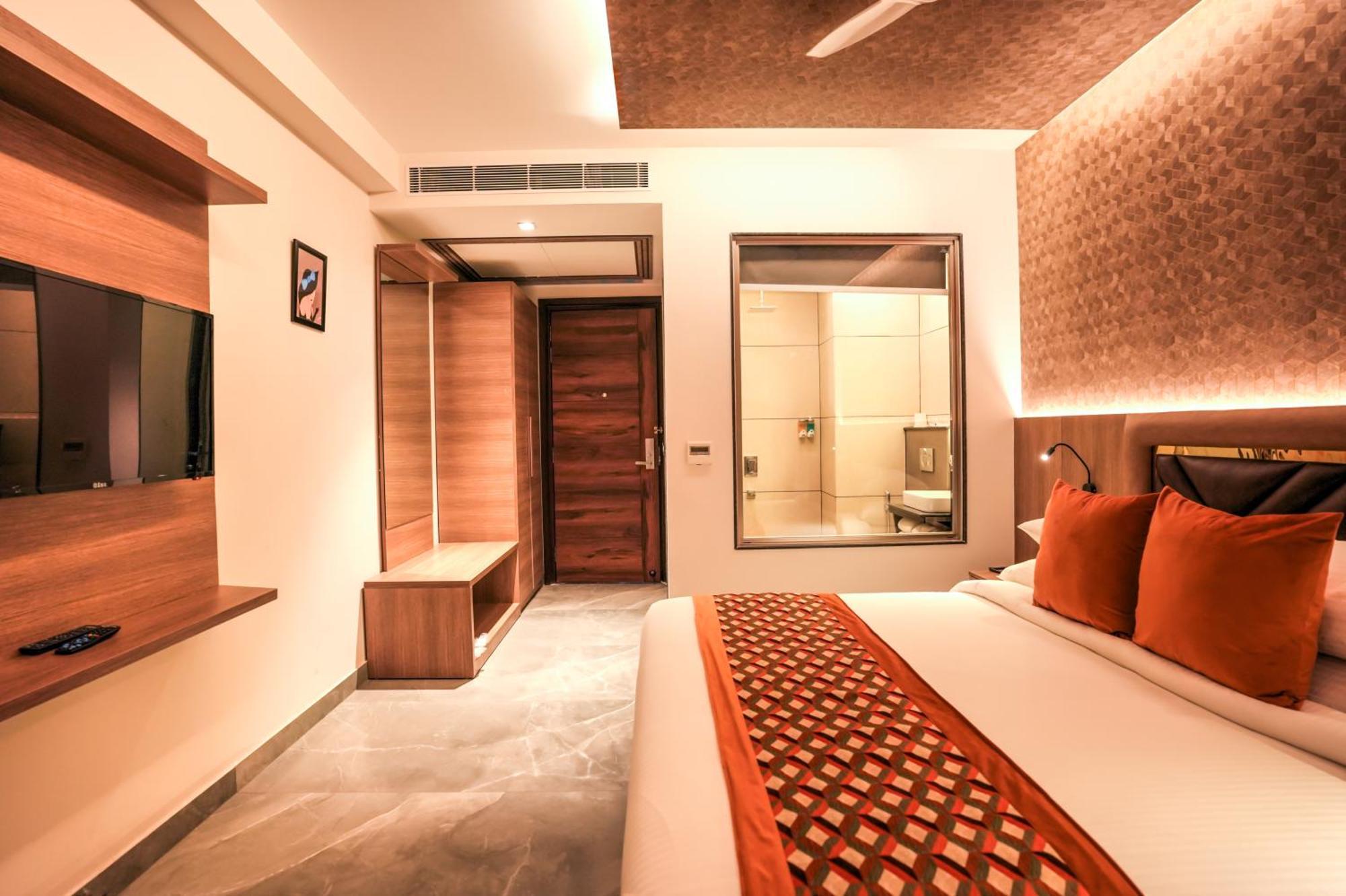 Rj Hotel - Managed By Atithi House Большая Нойда Экстерьер фото