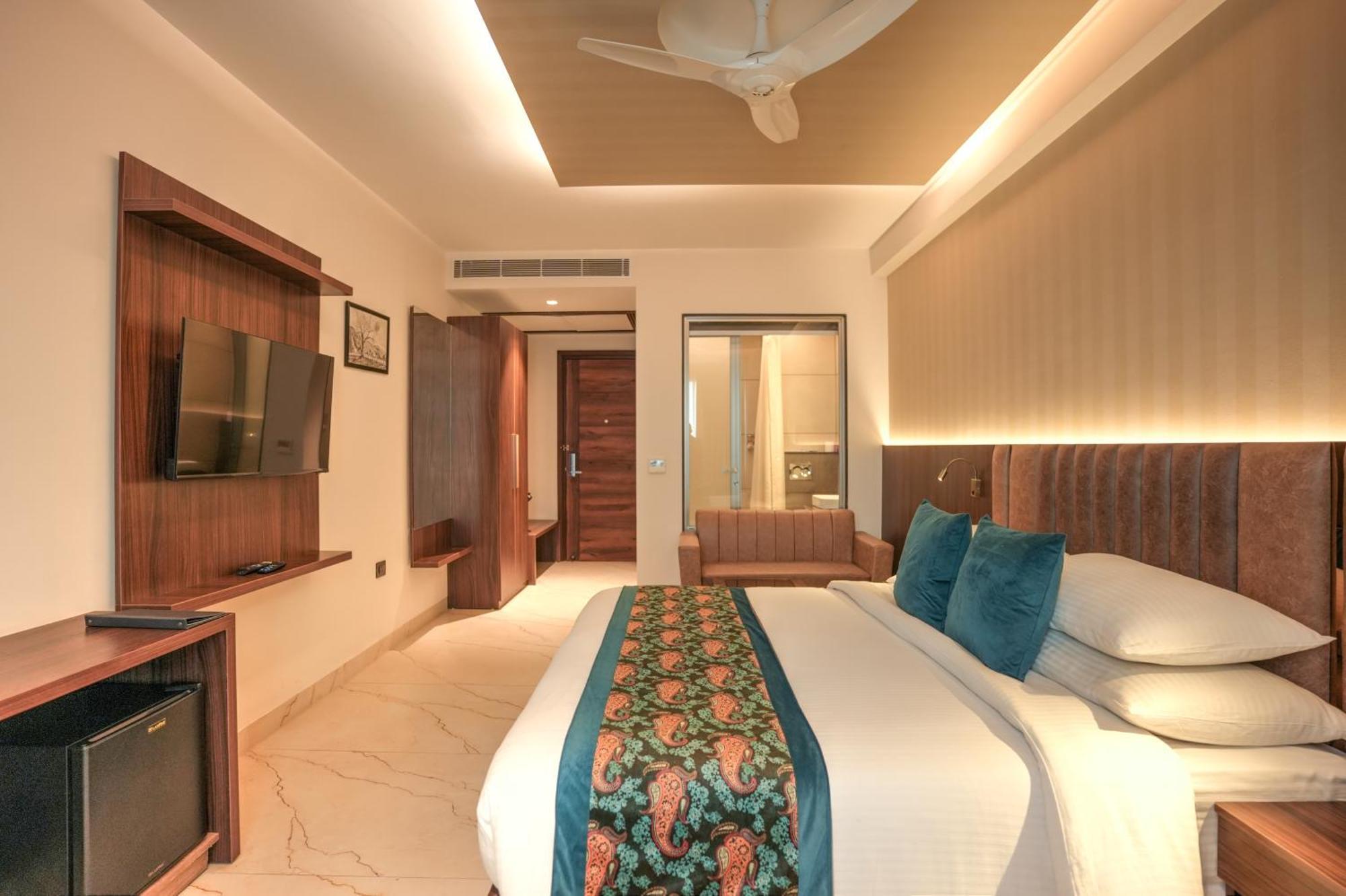 Rj Hotel - Managed By Atithi House Большая Нойда Экстерьер фото