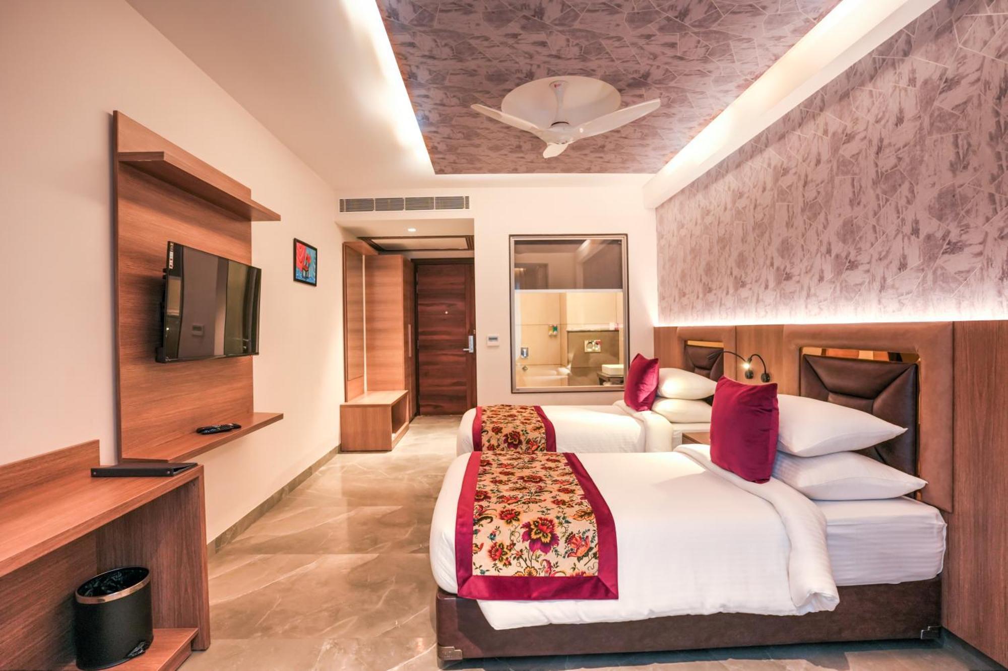 Rj Hotel - Managed By Atithi House Большая Нойда Экстерьер фото