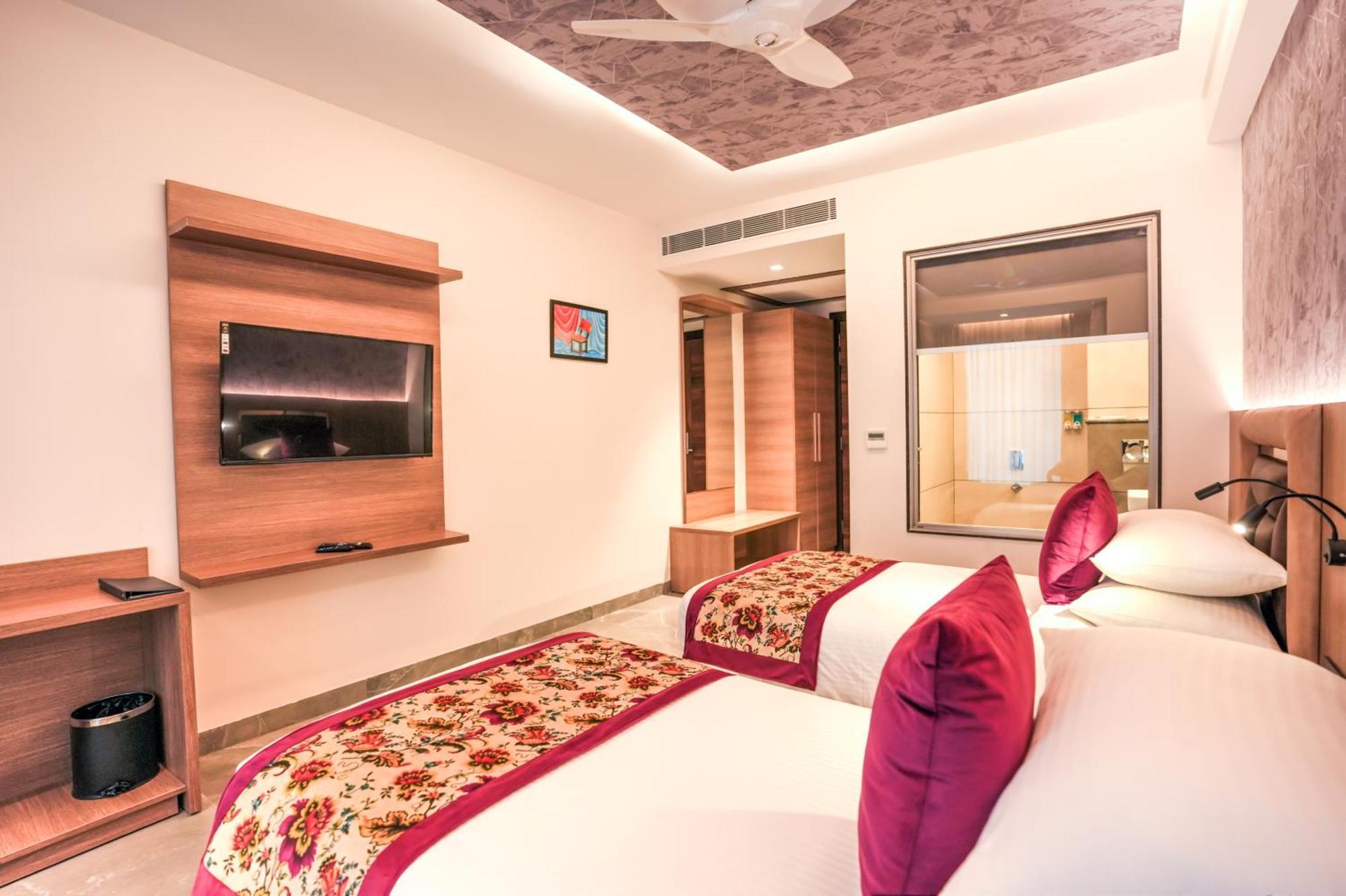 Rj Hotel - Managed By Atithi House Большая Нойда Экстерьер фото