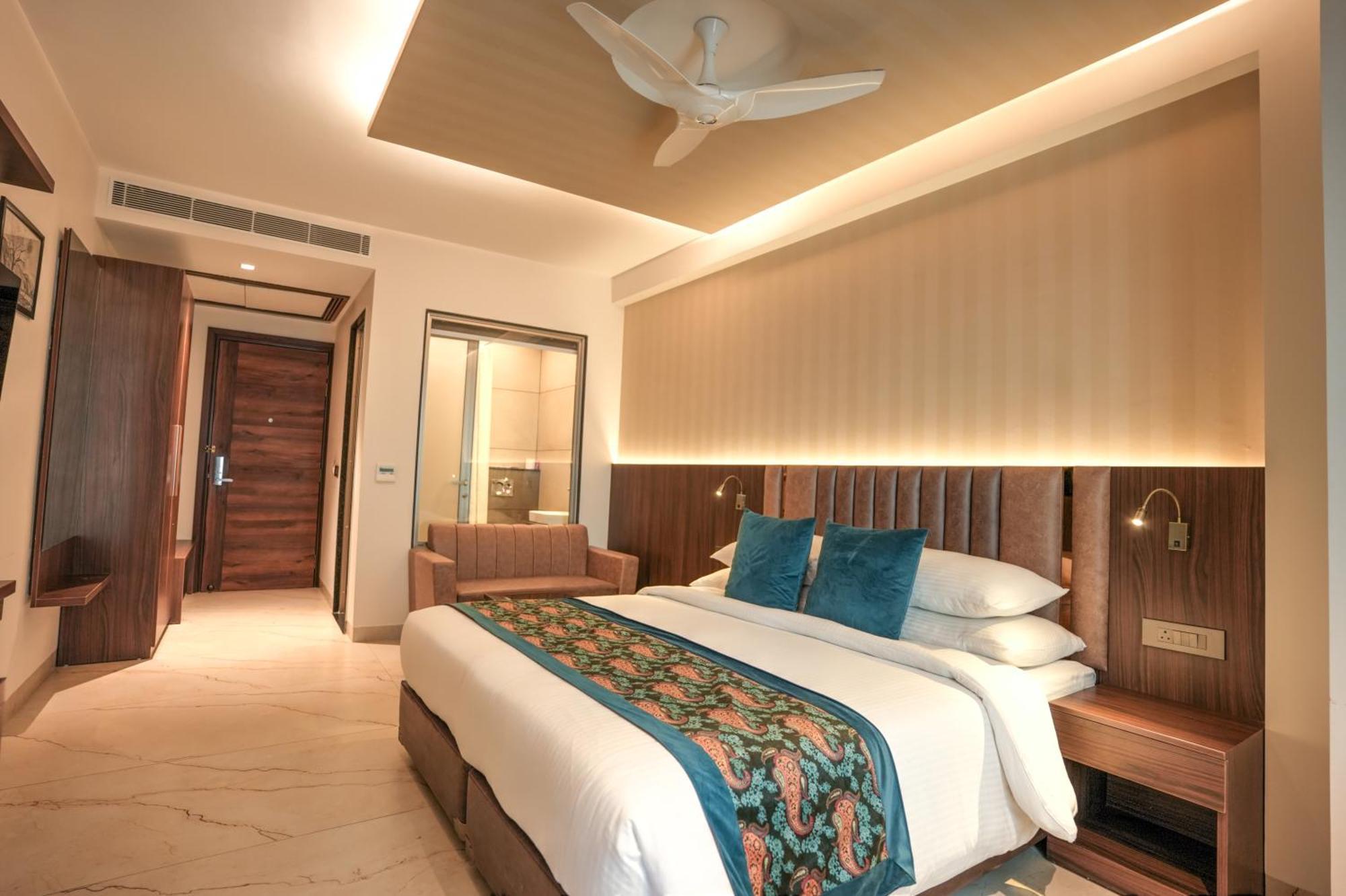 Rj Hotel - Managed By Atithi House Большая Нойда Экстерьер фото
