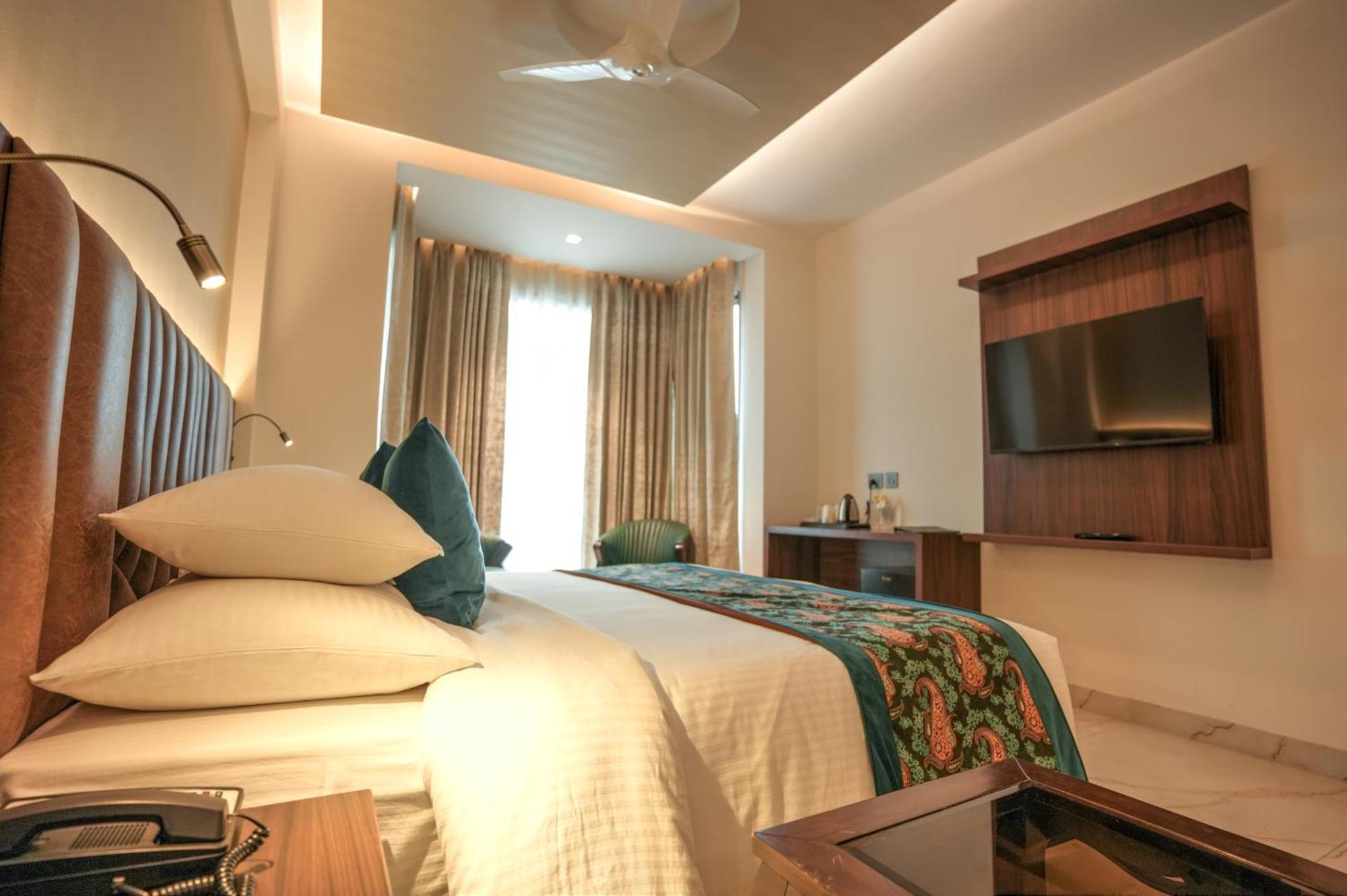 Rj Hotel - Managed By Atithi House Большая Нойда Экстерьер фото