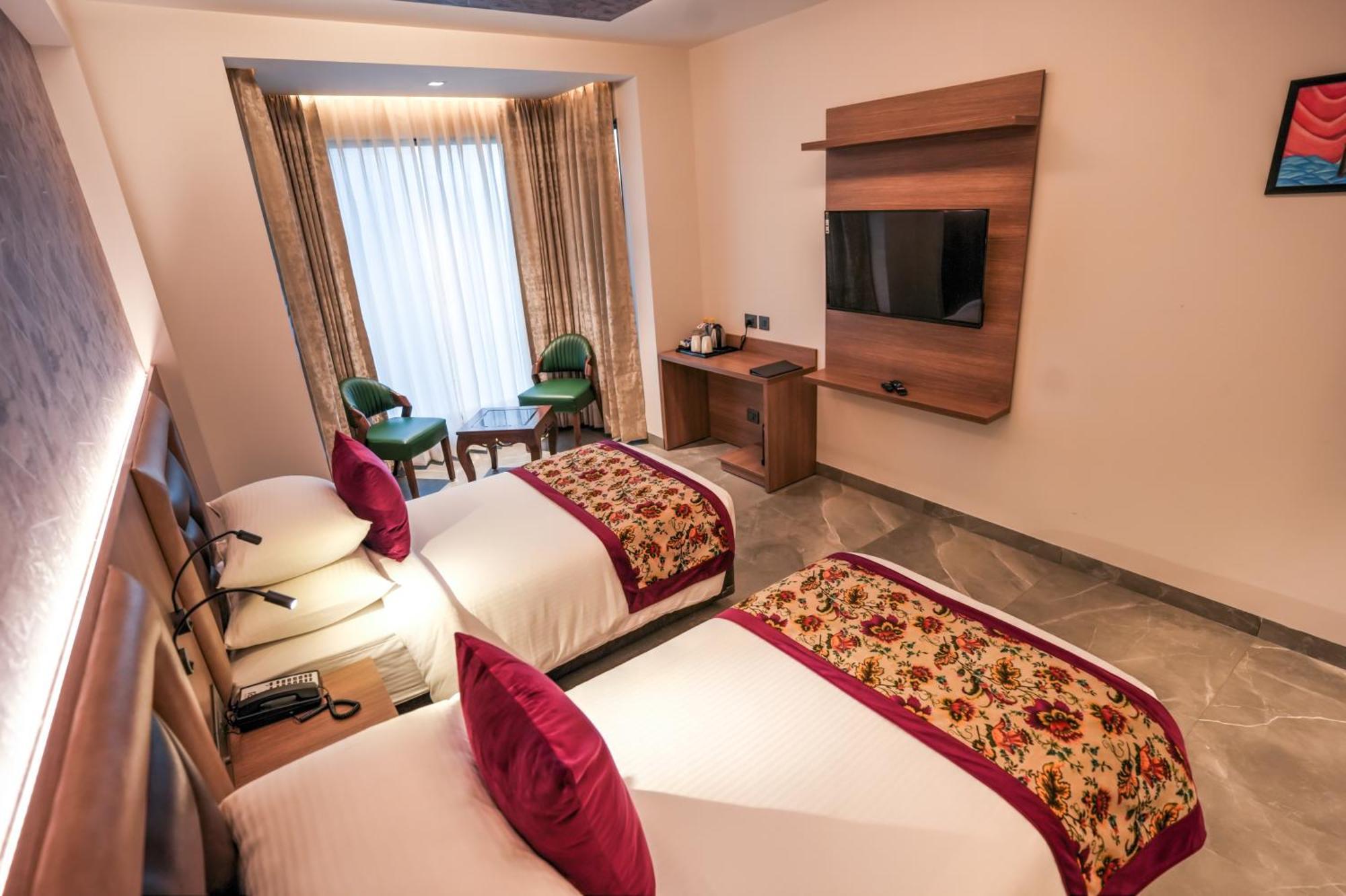 Rj Hotel - Managed By Atithi House Большая Нойда Экстерьер фото