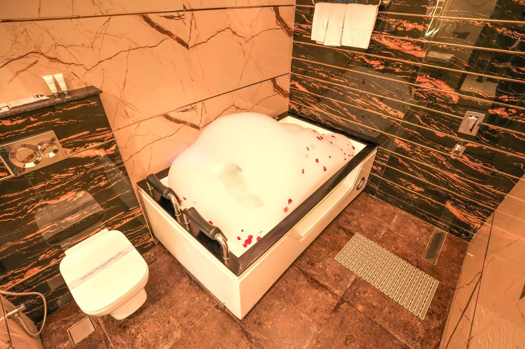 Rj Hotel - Managed By Atithi House Большая Нойда Экстерьер фото