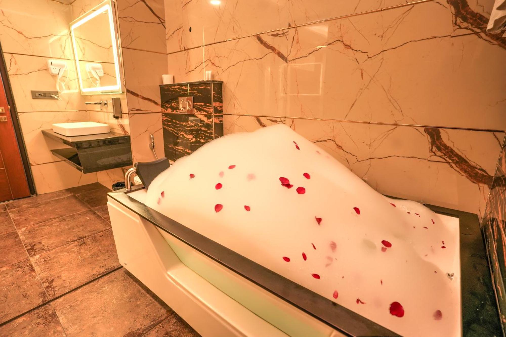 Rj Hotel - Managed By Atithi House Большая Нойда Экстерьер фото