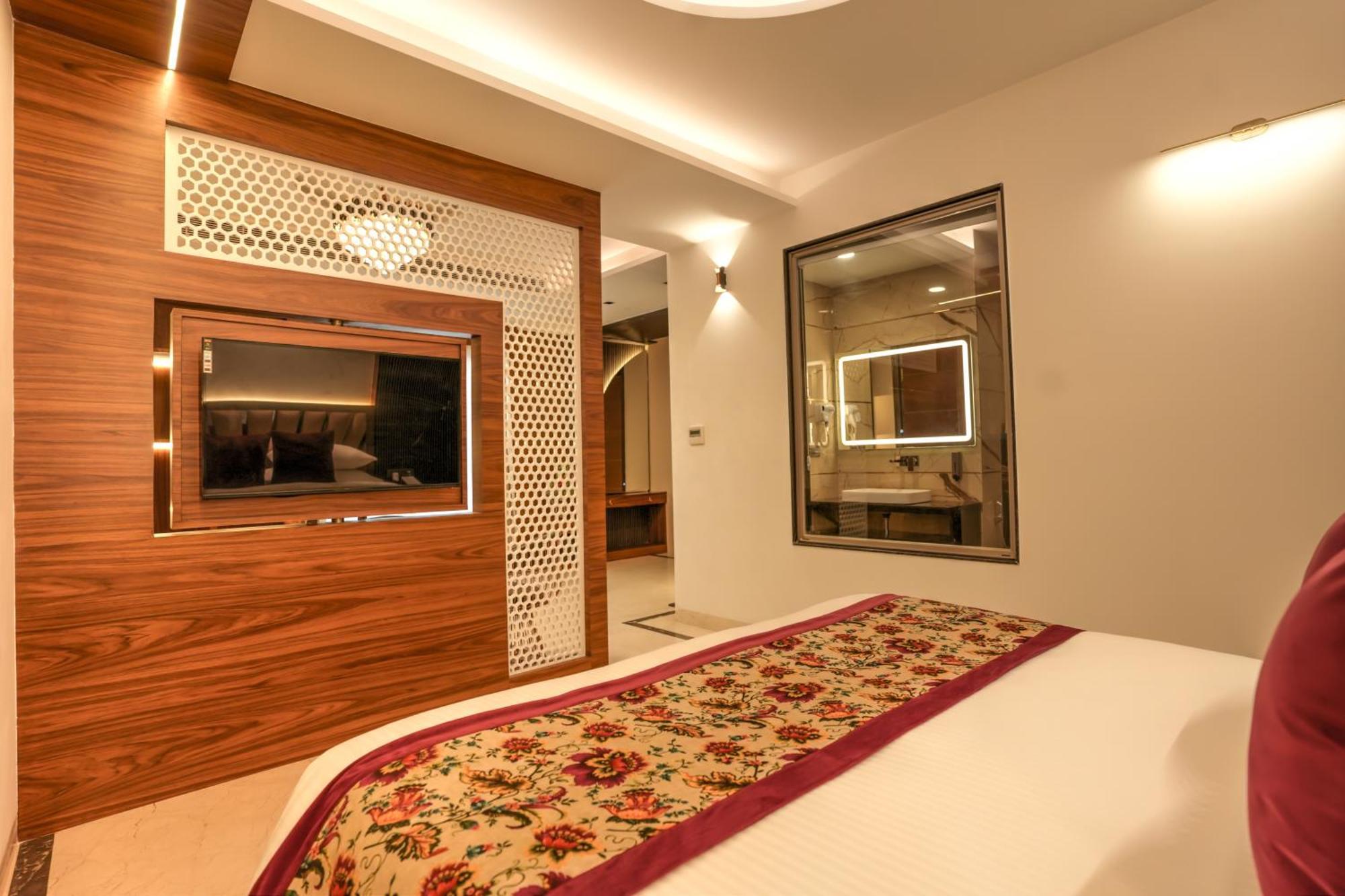 Rj Hotel - Managed By Atithi House Большая Нойда Экстерьер фото