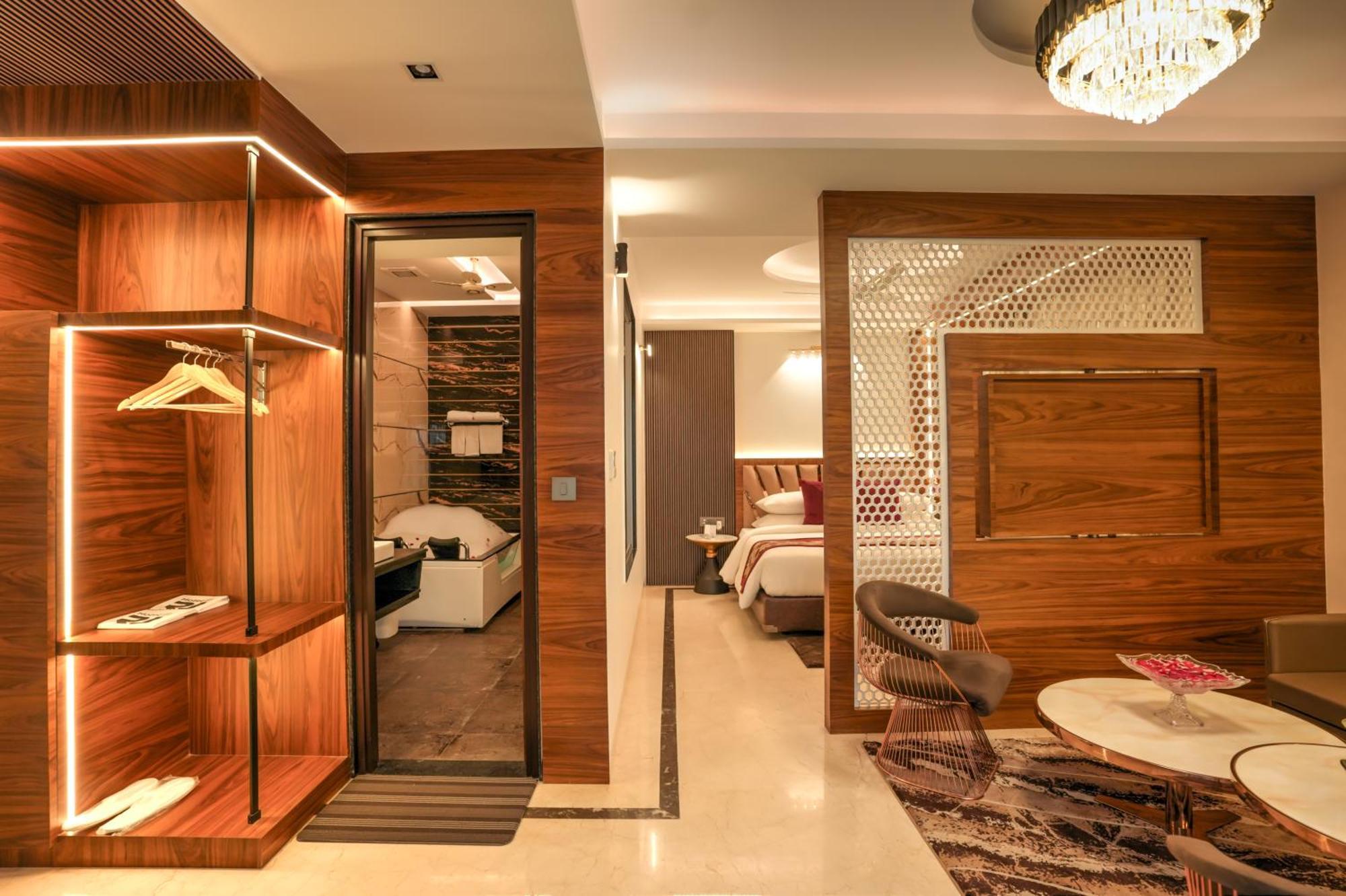 Rj Hotel - Managed By Atithi House Большая Нойда Экстерьер фото