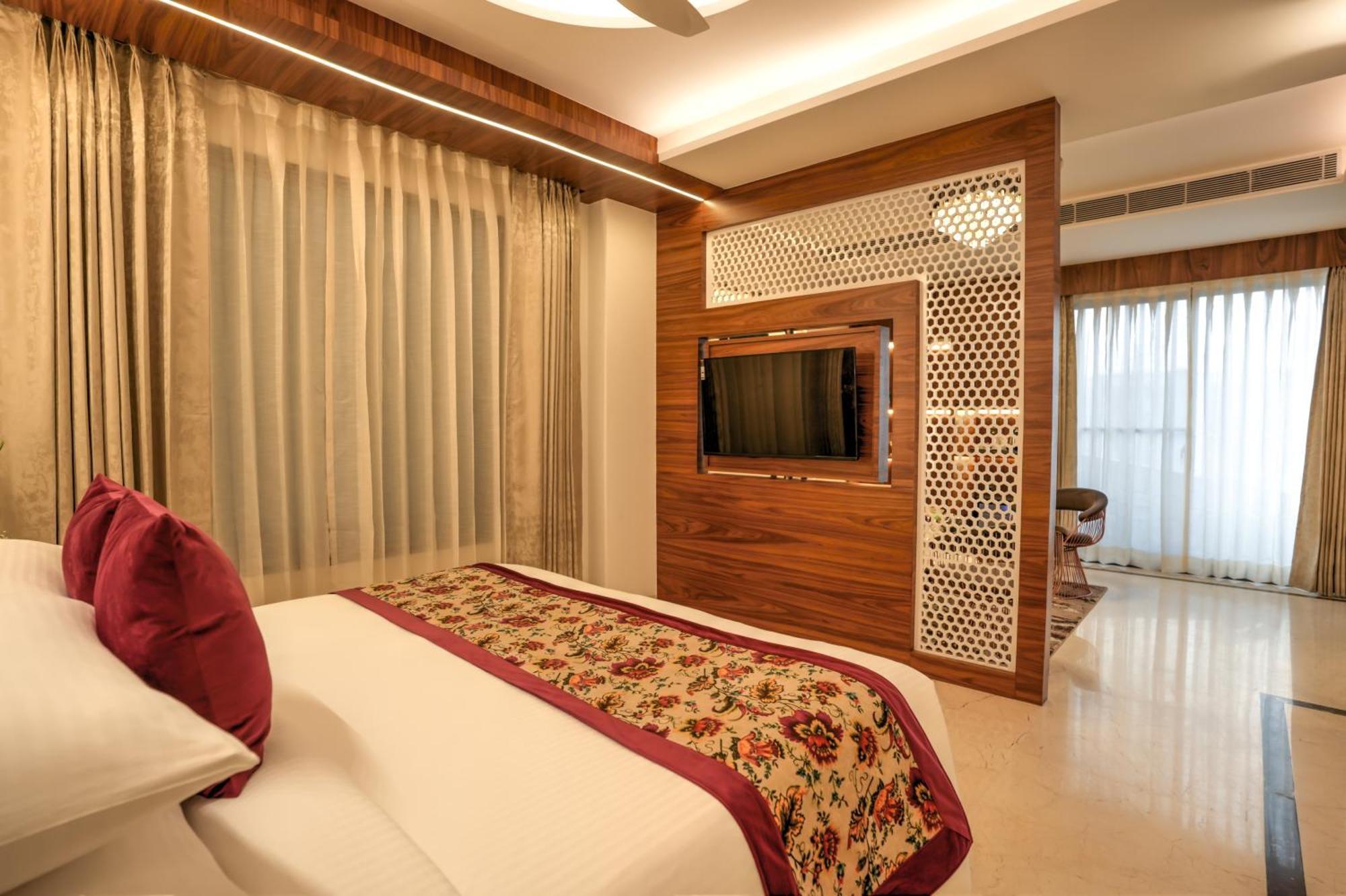 Rj Hotel - Managed By Atithi House Большая Нойда Экстерьер фото