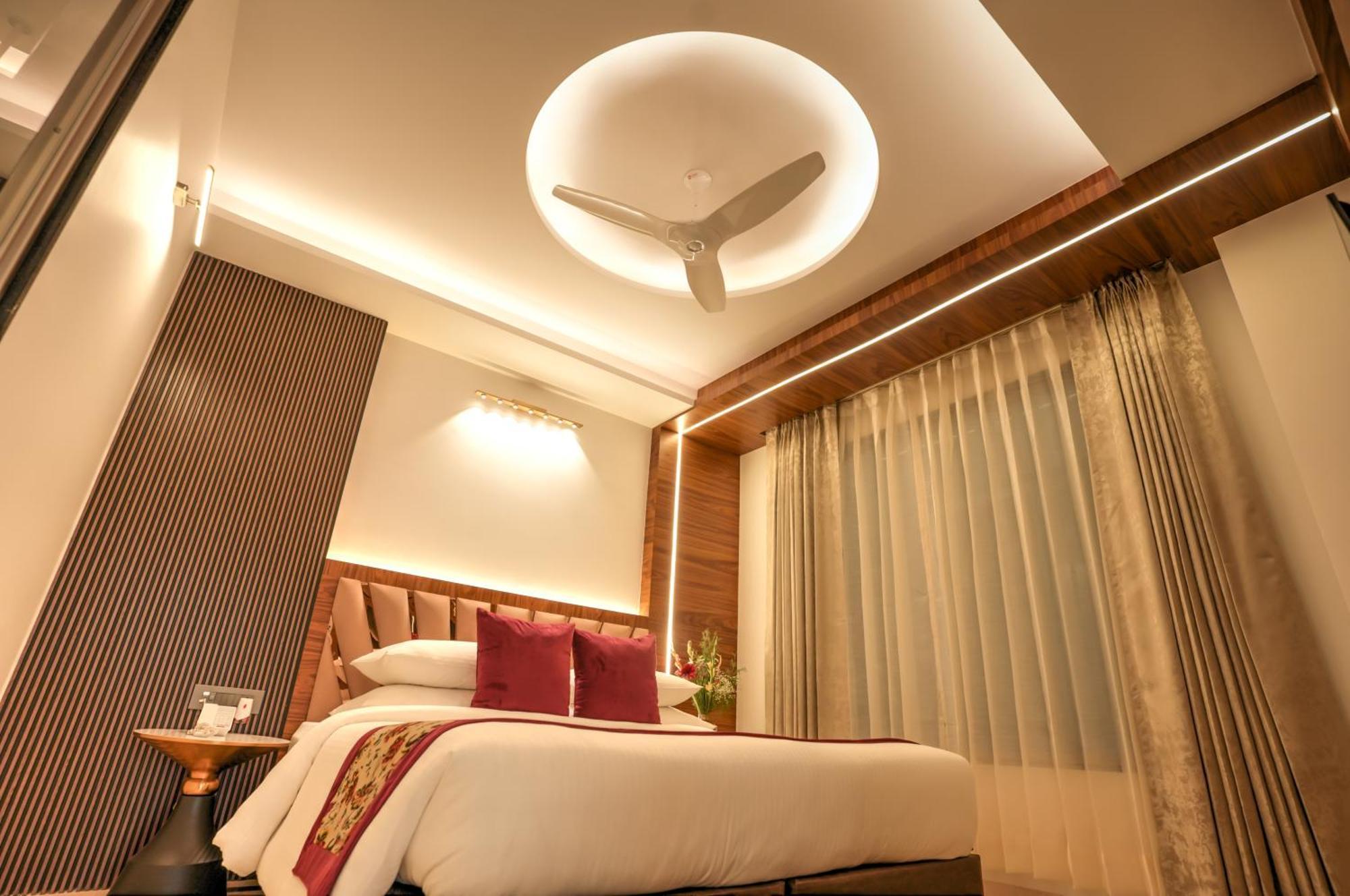 Rj Hotel - Managed By Atithi House Большая Нойда Экстерьер фото