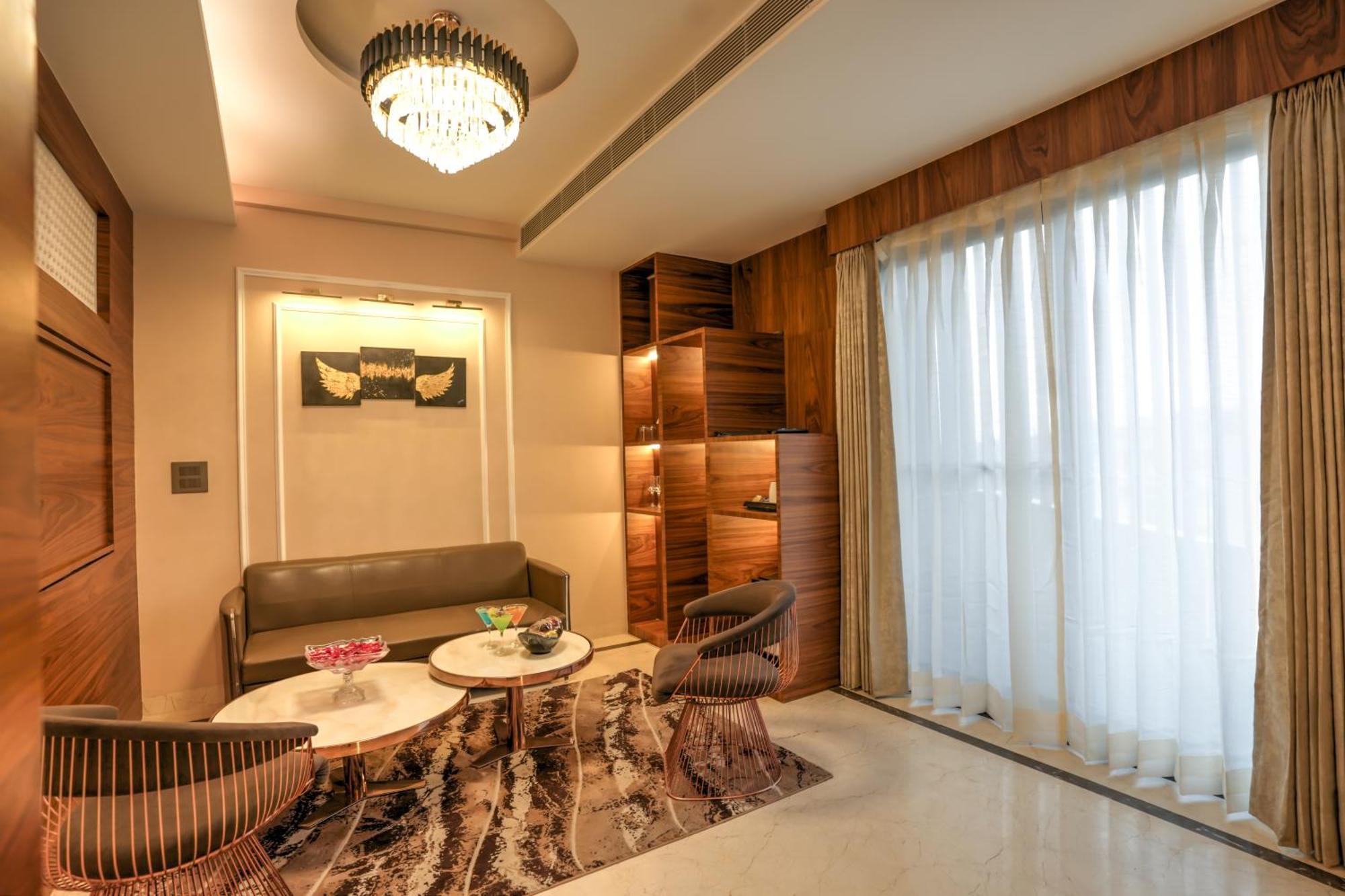 Rj Hotel - Managed By Atithi House Большая Нойда Экстерьер фото