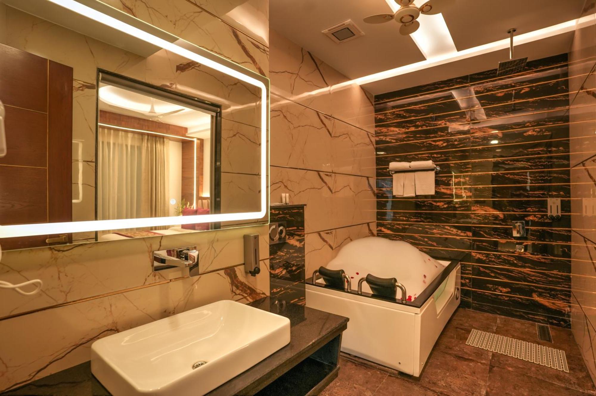 Rj Hotel - Managed By Atithi House Большая Нойда Экстерьер фото
