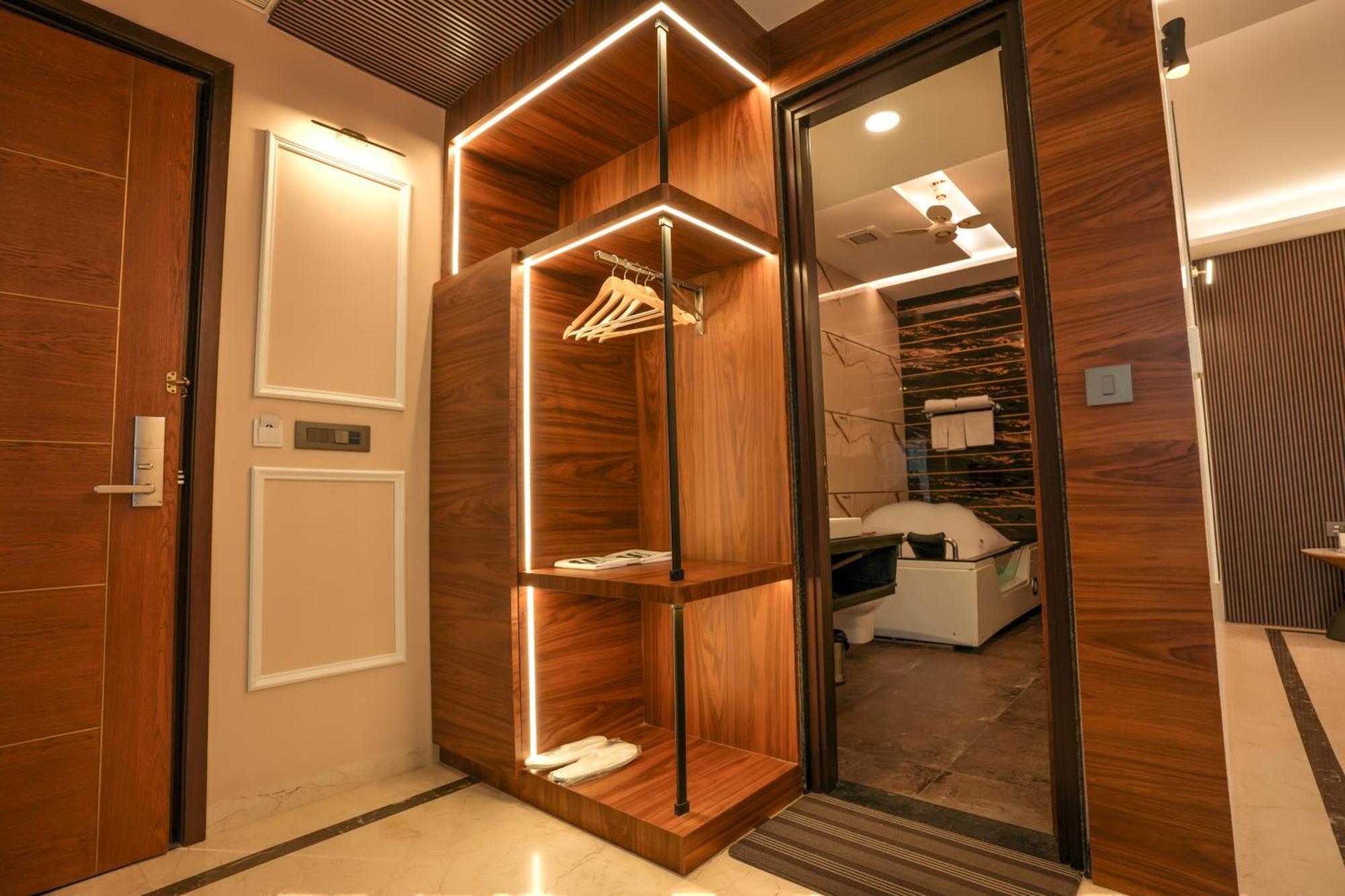 Rj Hotel - Managed By Atithi House Большая Нойда Экстерьер фото