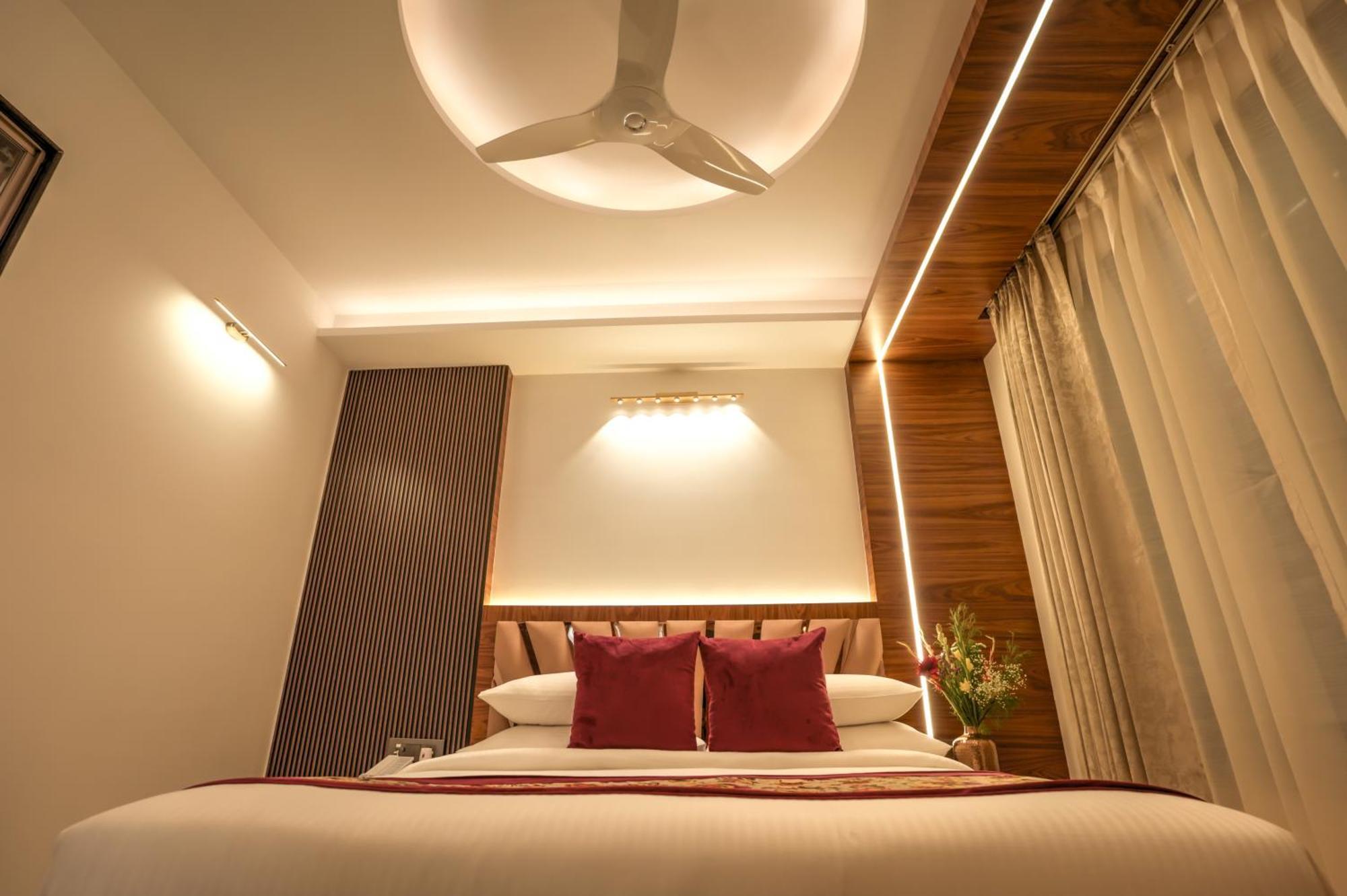 Rj Hotel - Managed By Atithi House Большая Нойда Экстерьер фото